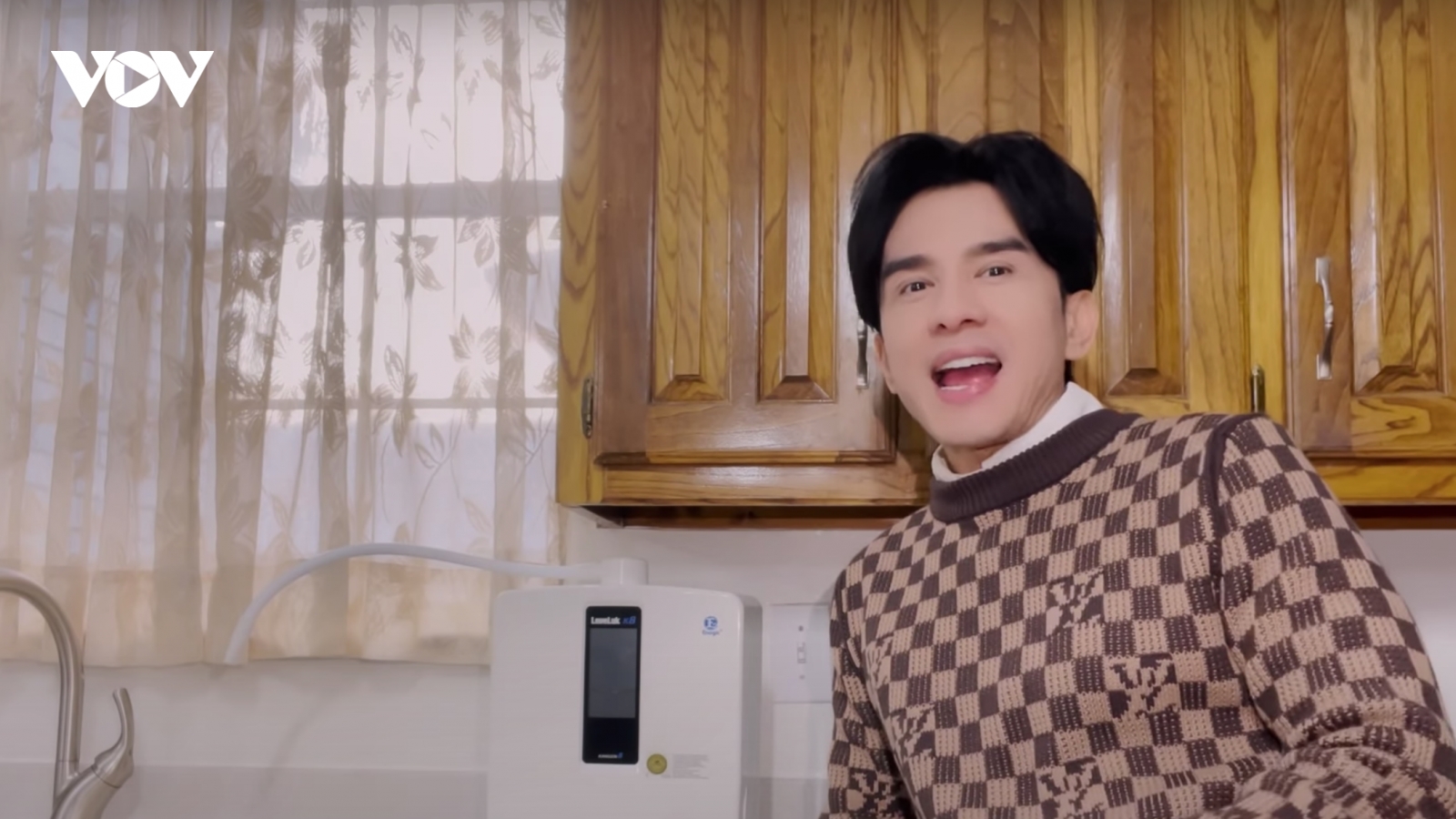 Chuyện showbiz: Đan Trường hào hứng khoe nội thất sang trọng trong nhà mới tại Mỹ