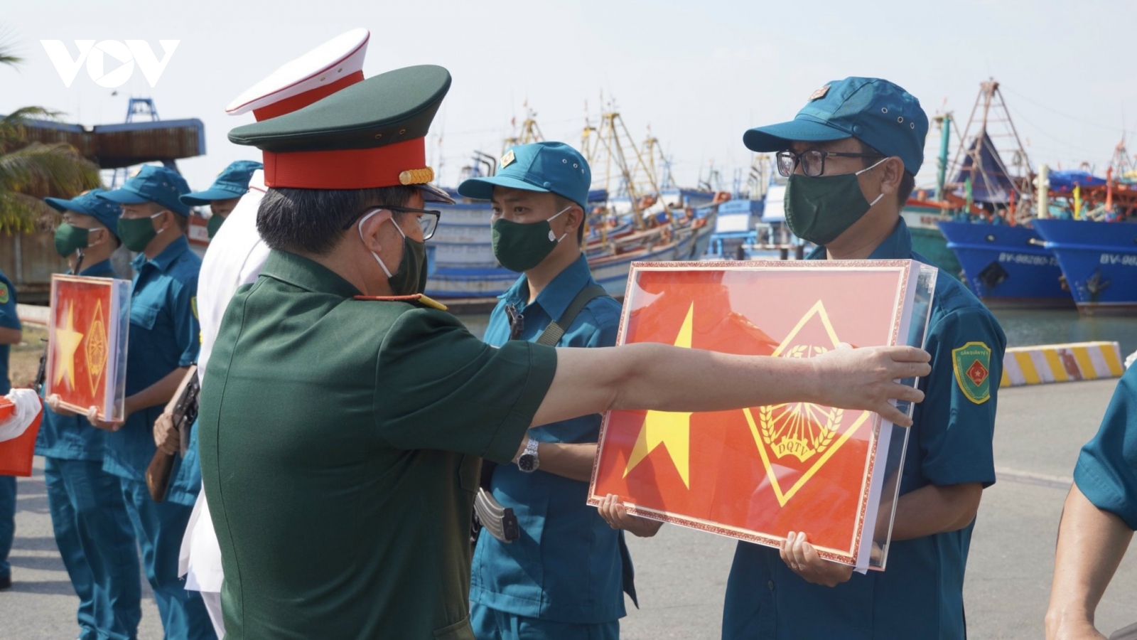 Lễ thượng cờ trên tàu Hải đội dân quân biển của Quân khu 7 