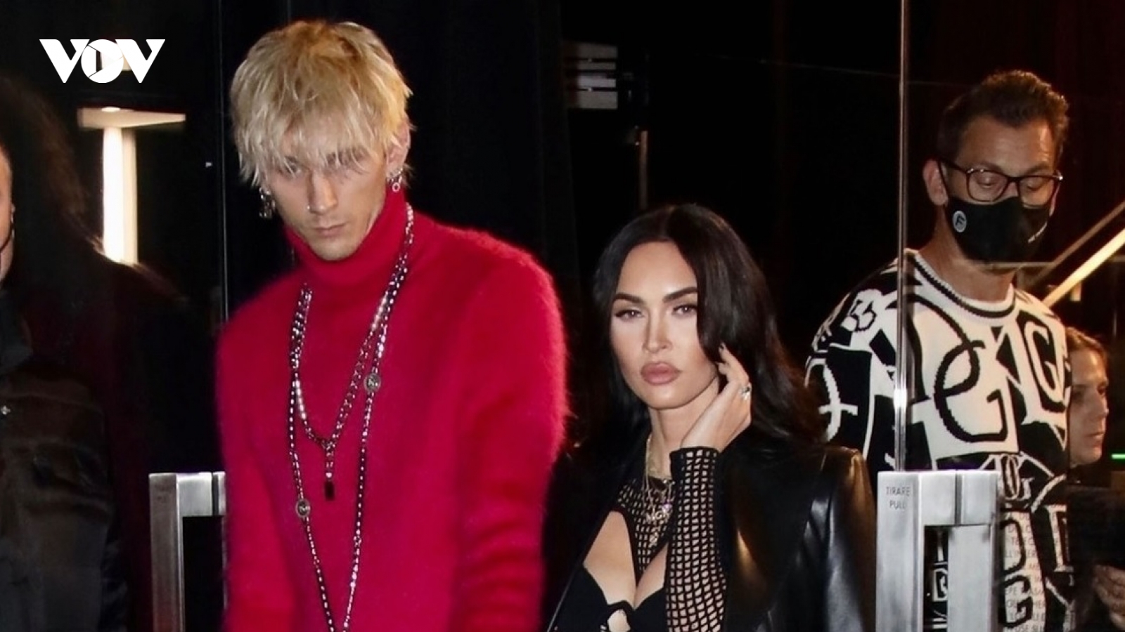 Megan Fox và bạn trai nắm tay tình cảm ra phố sau khi xác nhận đã đính hôn