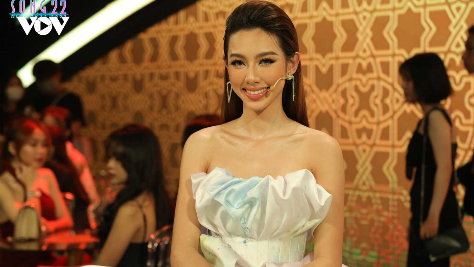 Hoa hậu Thuỳ Tiên lần đầu làm MC, nói tiếng Thái trong chương trình Tết "Sóng 22"