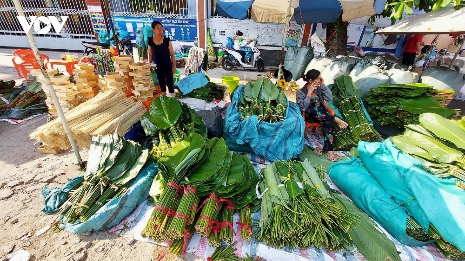 Tiểu thương chợ lá dong nổi tiếng Sài thành nằm vỉa hè hóng mùa Tết lịch sử