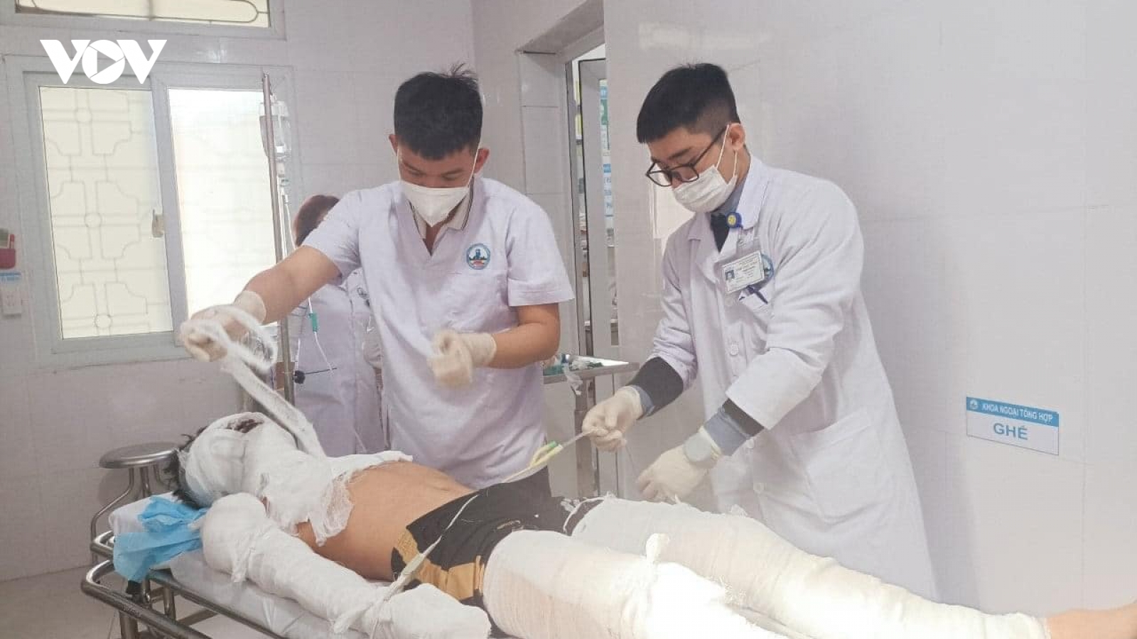 Nam sinh bỏng nặng nghi do đốt pháo hoa