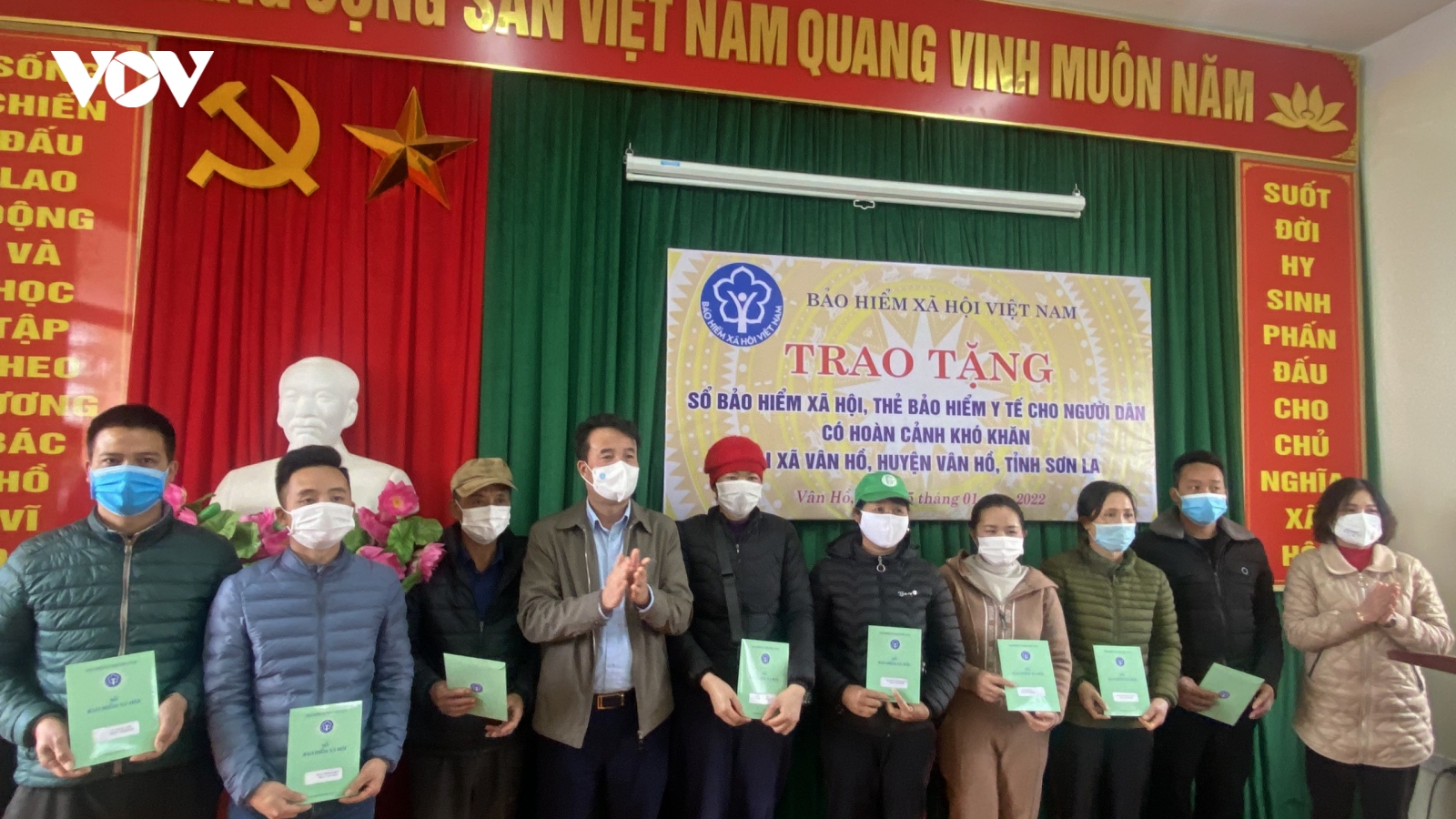 Tặng thẻ BHYT, sổ BHXH, trao quà - mang Tết ấm đến với người nghèo tỉnh Sơn La