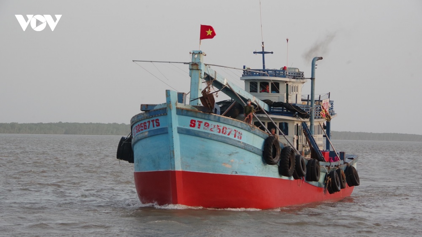 Bộ đội biên phòng tỉnh Sóc Trăng cứu 2 ngư dân gặp nạn trên biển