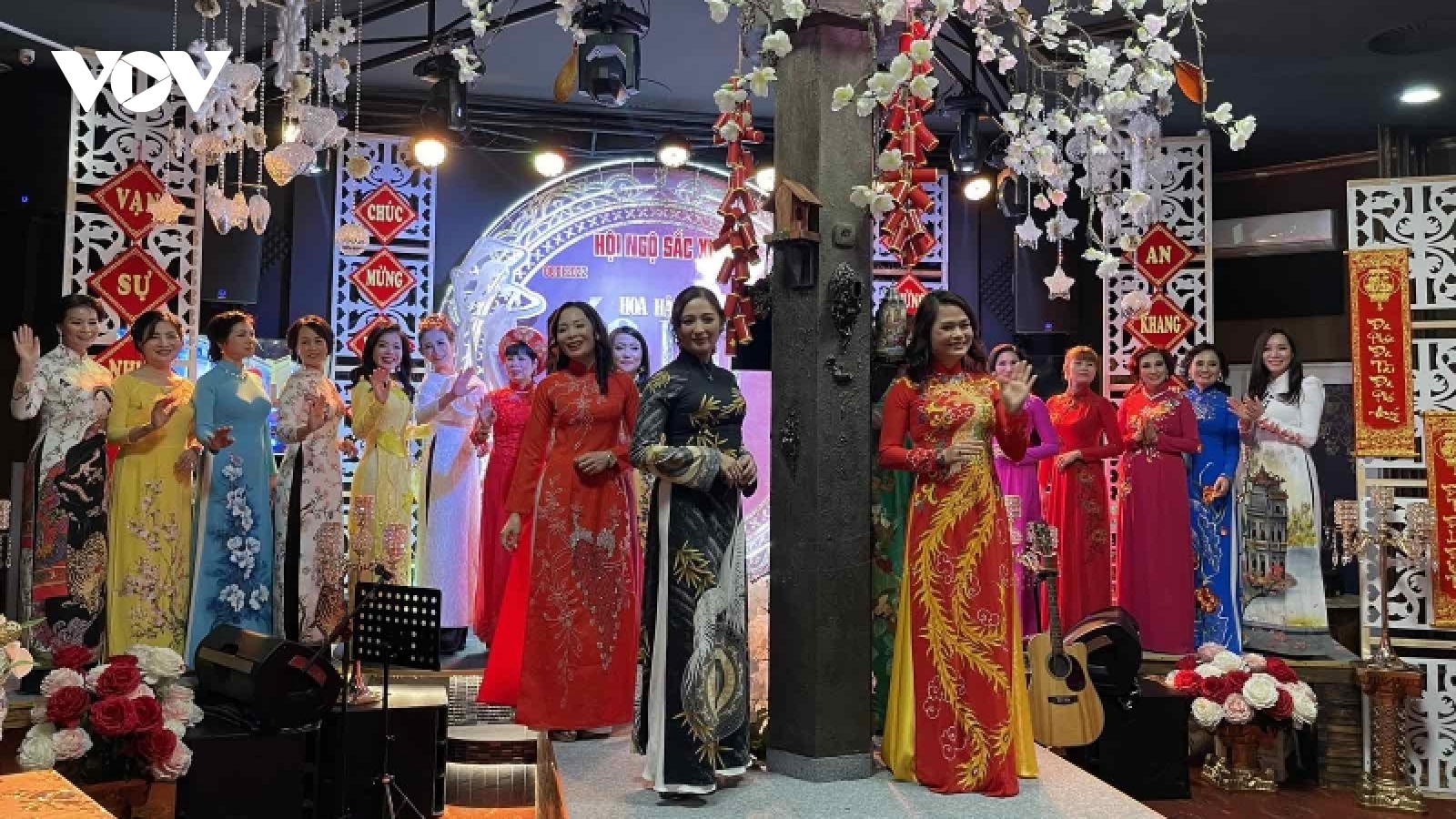 Trình diễn áo dài truyền thống Việt Nam qua "Hội ngộ sắc xuân 2022" tại Séc