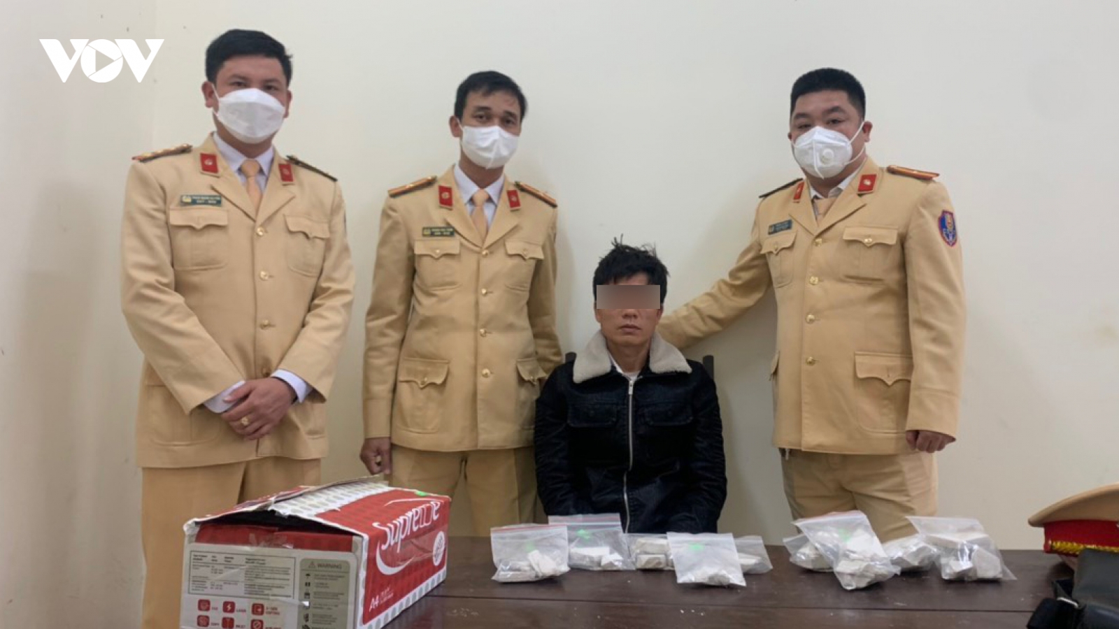 CSGT mật phục tóm gọn đối tượng ngồi taxi cùng hơn 1kg heroin để ra Bắc