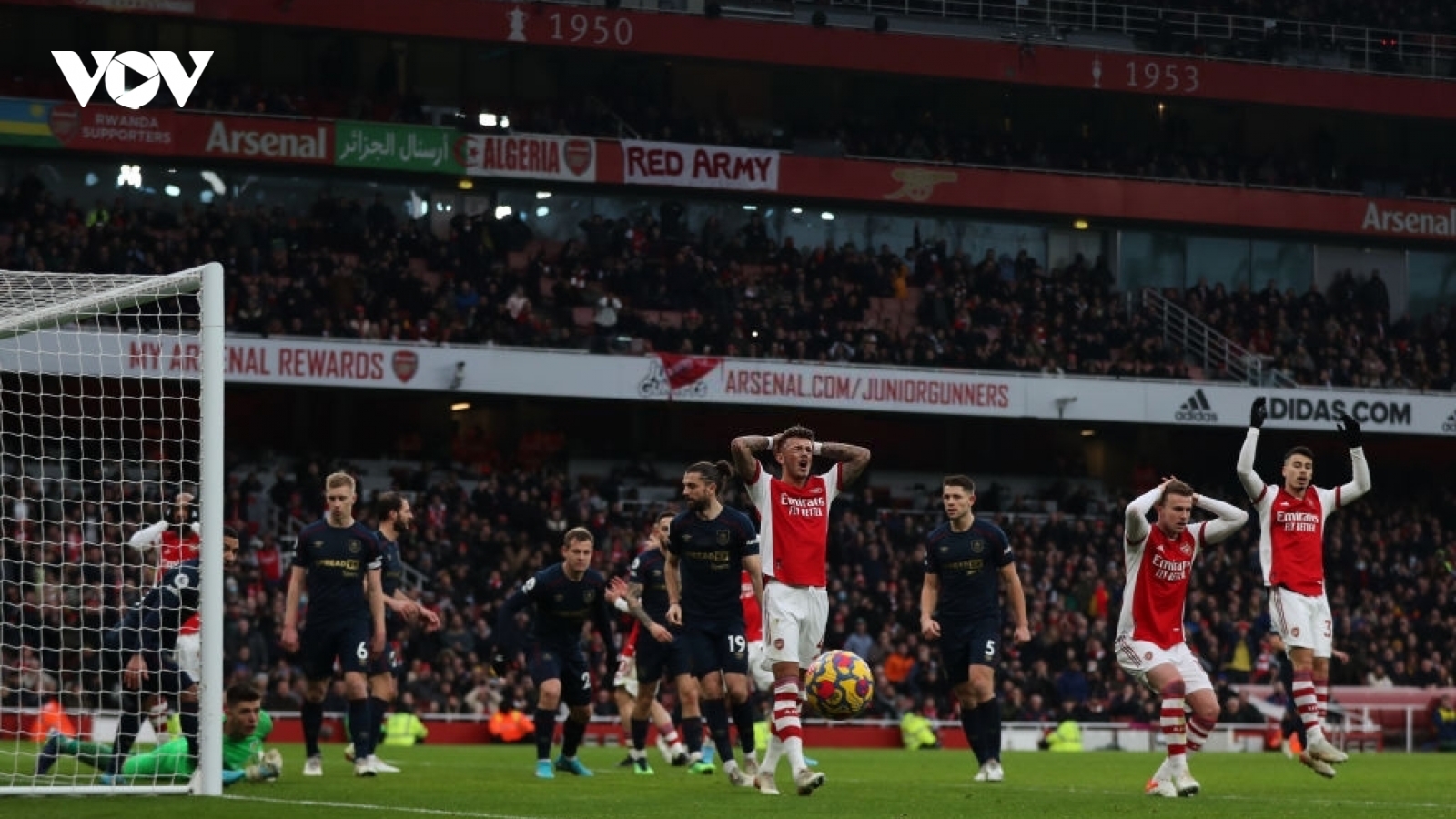 Hòa thất vọng Burnley, Arsenal chưa thể trở lại top 4 Ngoại hạng Anh