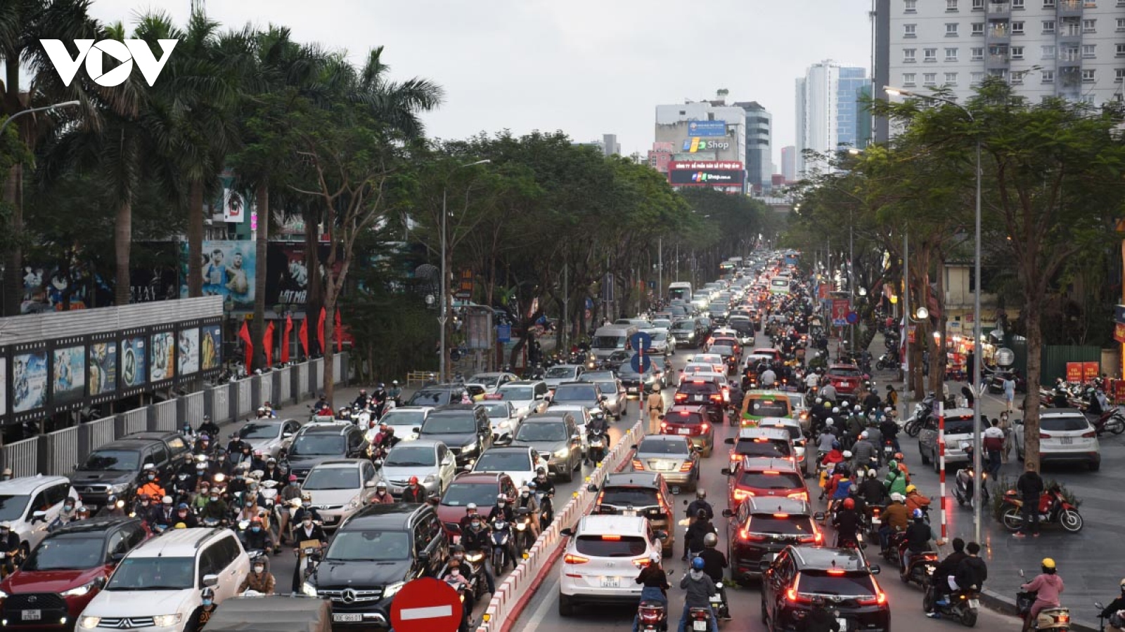 Traffic congestion worsens in Hanoi due to Tet crowds