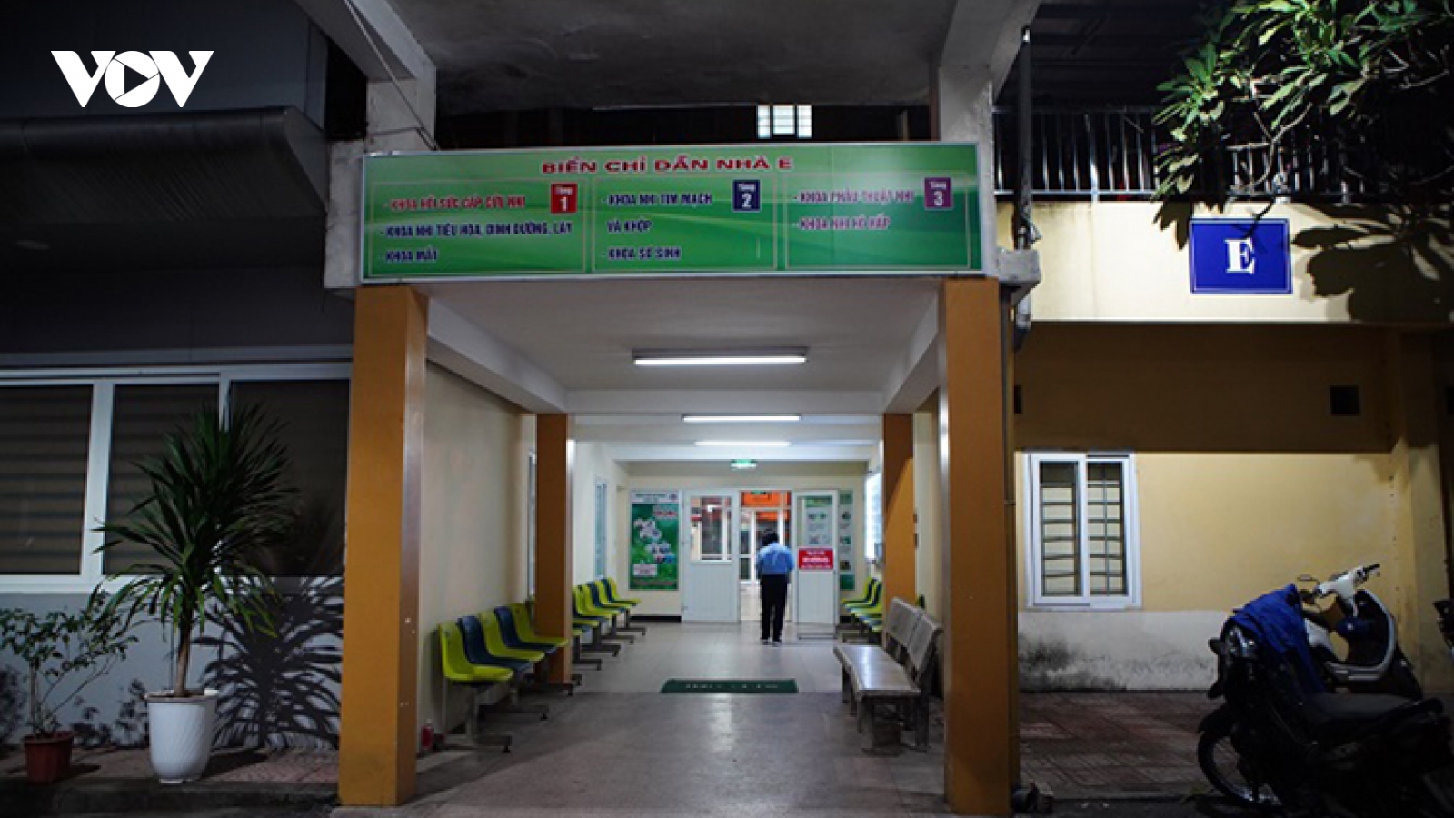 Diễn biến sức khỏe mới nhất của bé gái 3 tuổi có đinh trong sọ