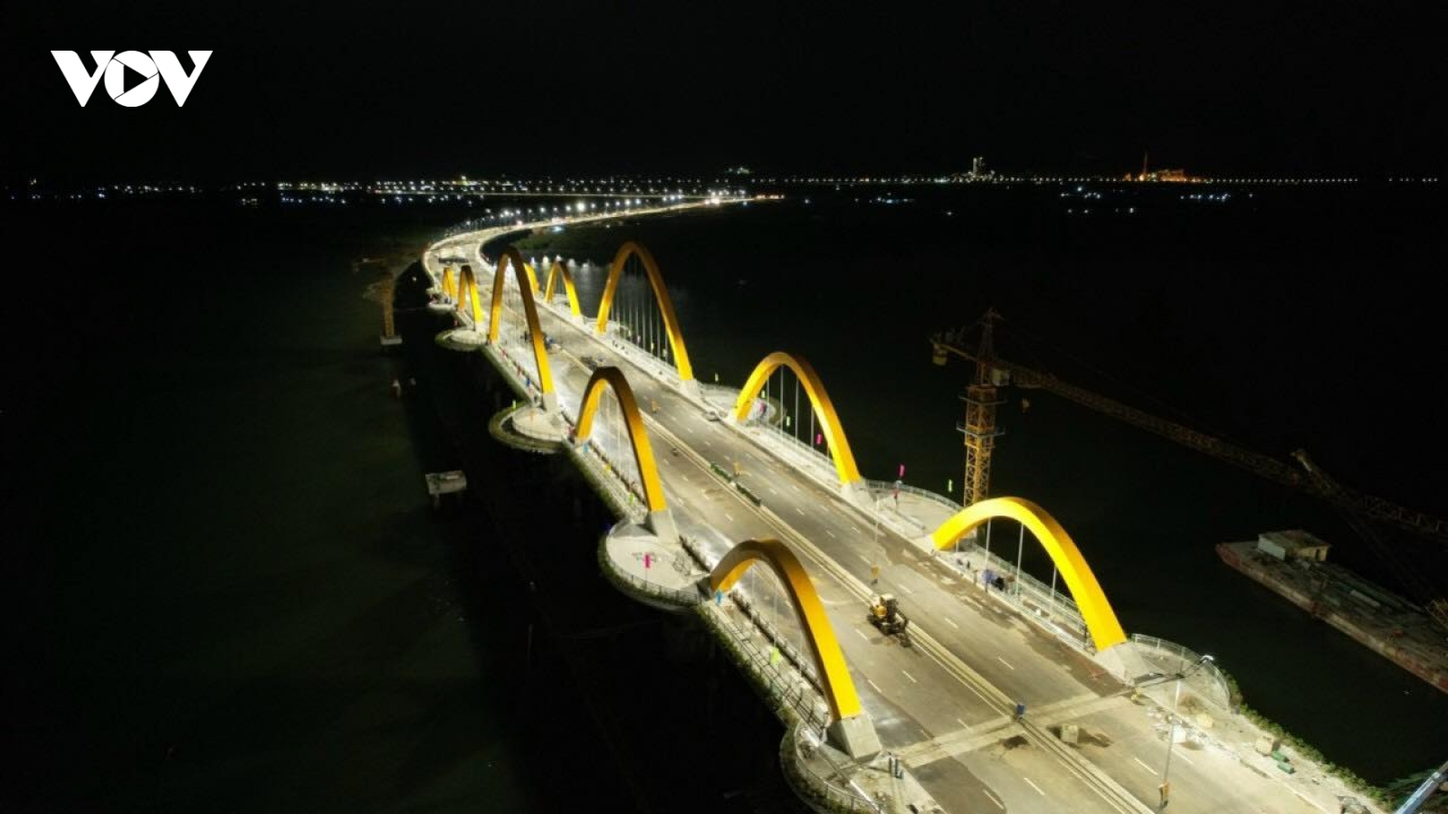 Cầu Tình Yêu trên vịnh Cửa Lục, Quảng Ninh đã sẵn sàng phục vụ người dân