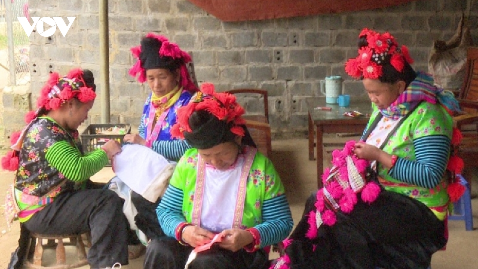 Độc đáo và cầu kỳ bộ trang phục của phụ nữ Mông trắng