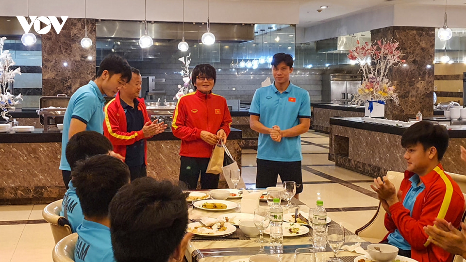 ĐT Việt Nam tặng quà chia tay bác sĩ Choi Ju Young
