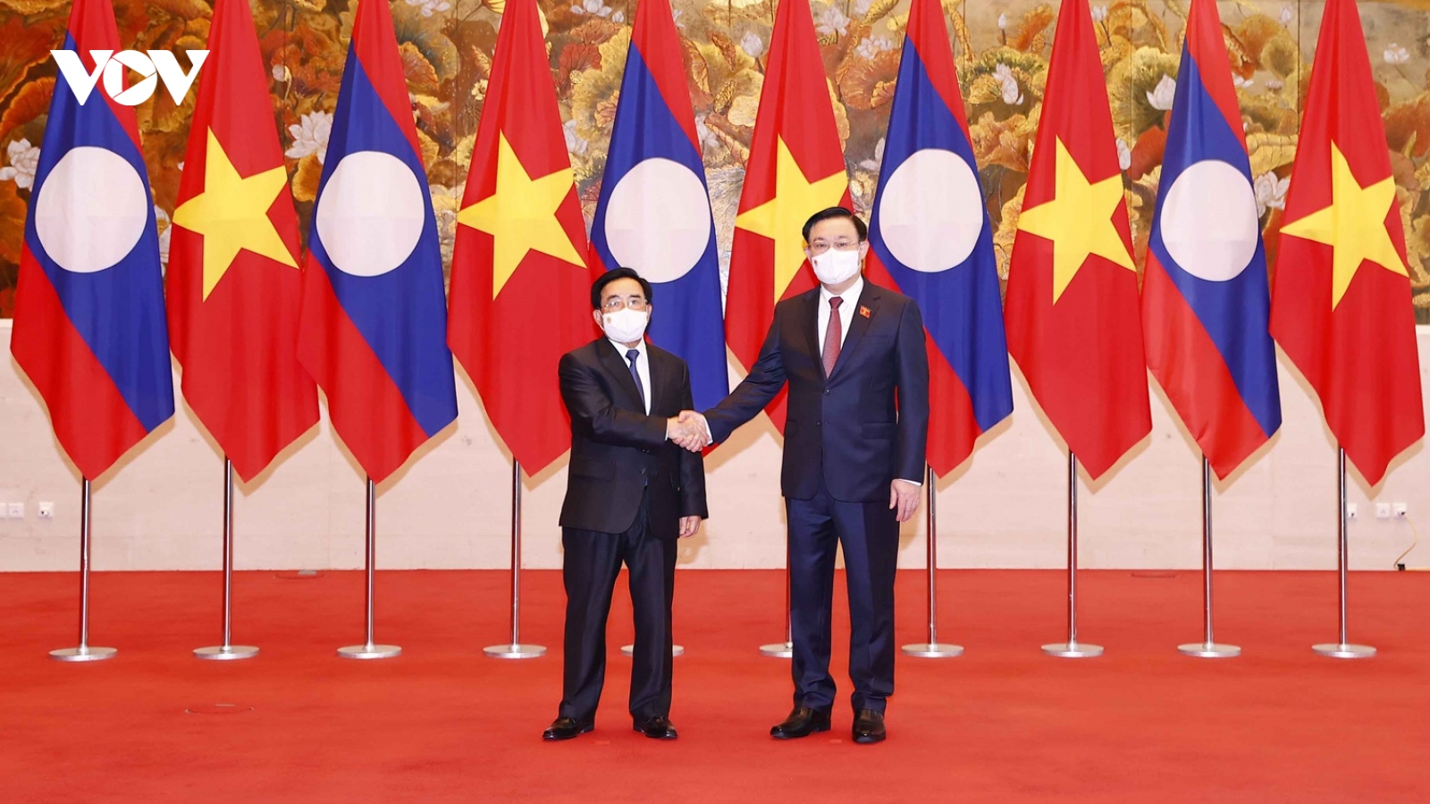 Chủ tịch Quốc hội Vương Đình Huệ hội kiến với Thủ tướng Lào Phankham Viphavanh