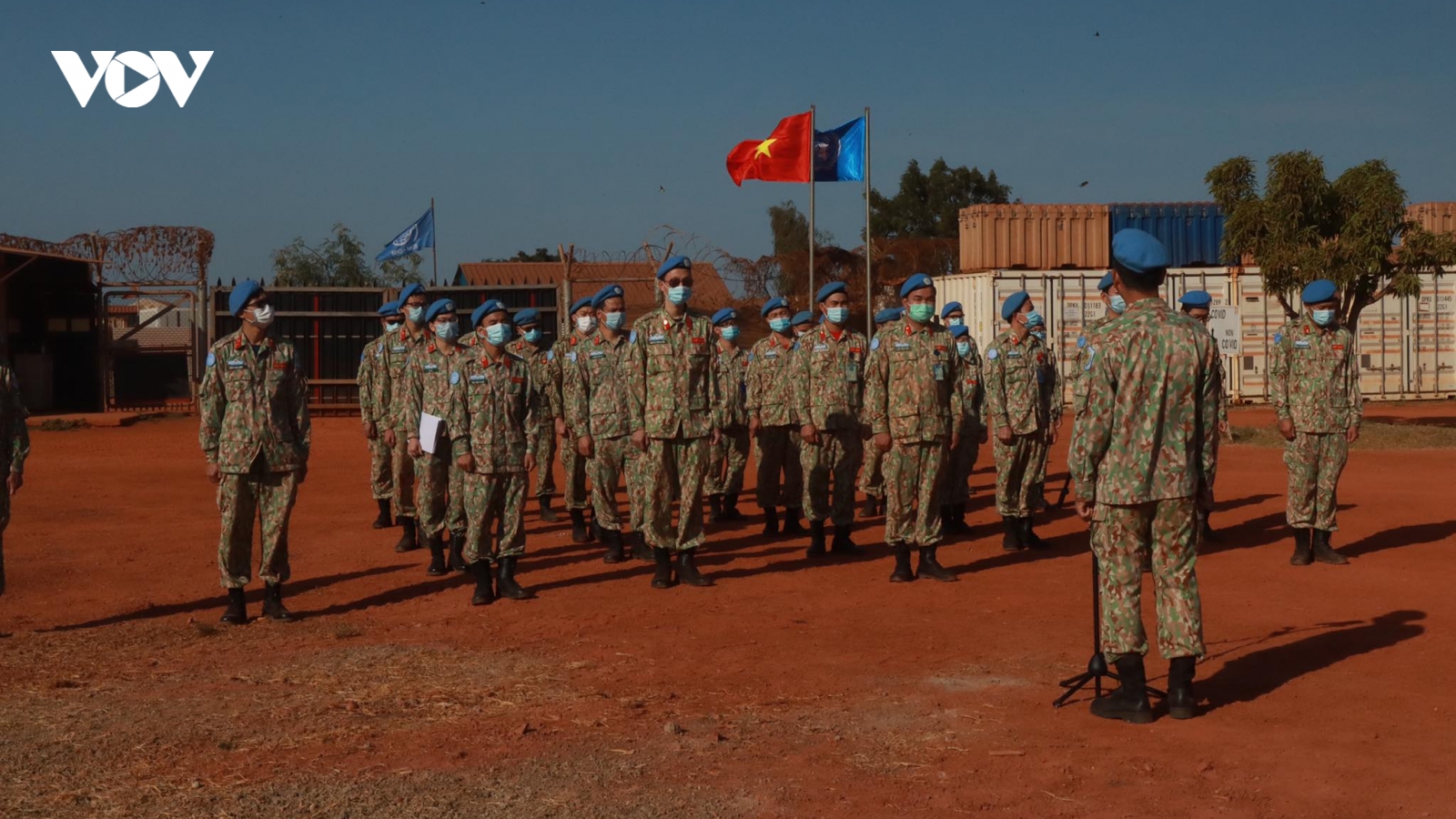Lính mũ nồi xanh Việt Nam chào cờ đón năm mới tại Nam Sudan