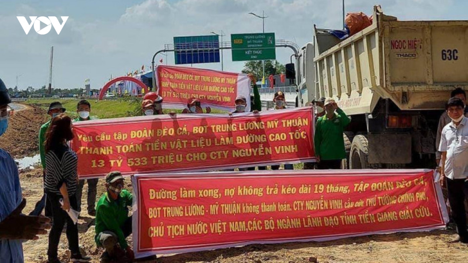 Nhà thầu cao tốc Trung Lương-Mỹ Thuận căng băng rôn đòi nợ, Tập đoàn Đèo Cả nói gì?
