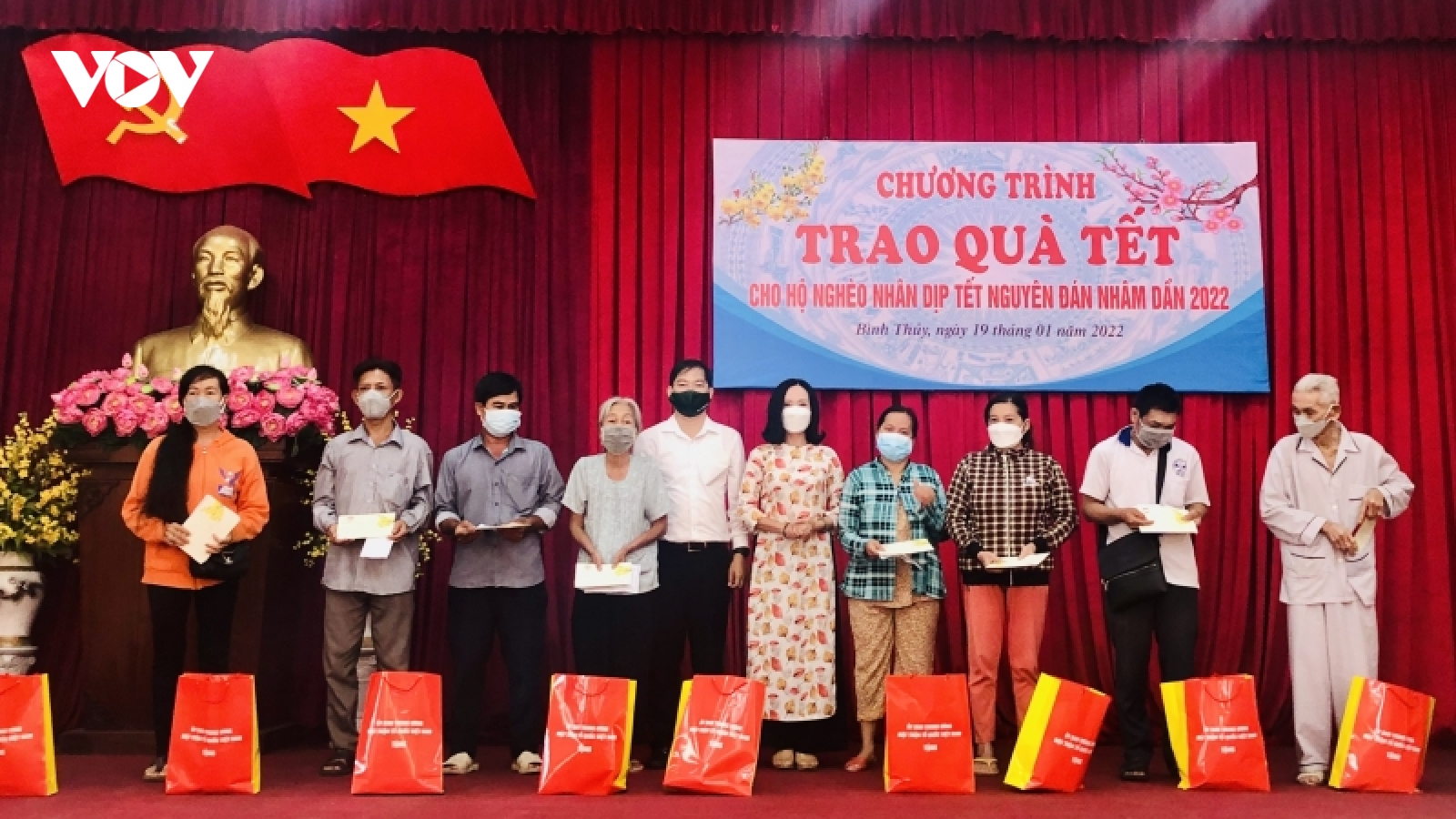 Cần Thơ trao 28 sổ tiết kiệm cho trẻ mồ côi do Covid-19