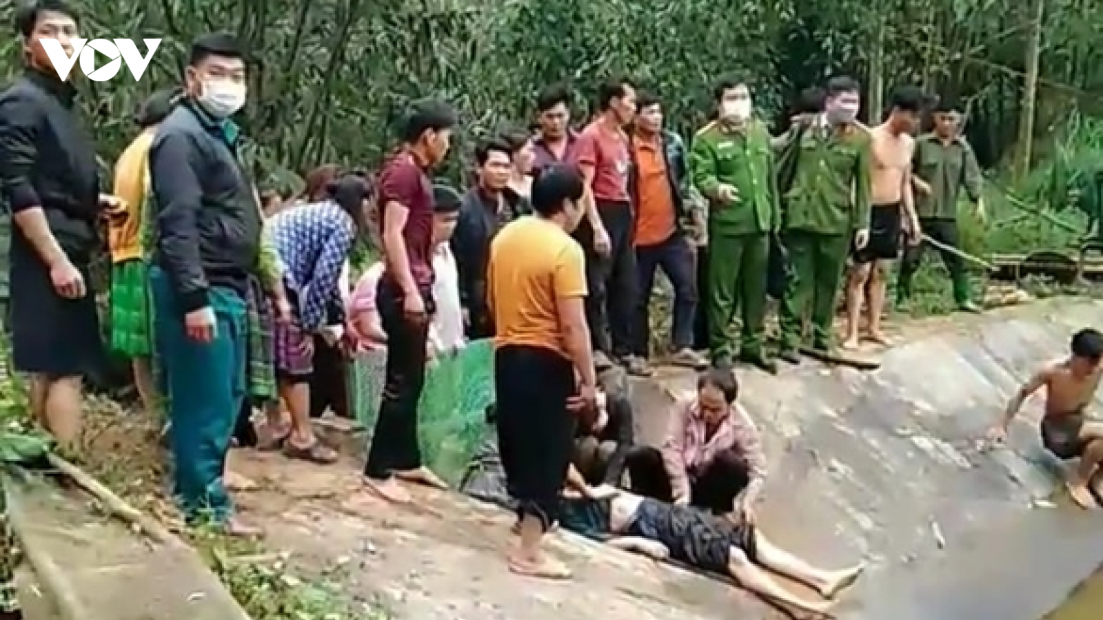 Hàng xóm lao xuống ao cứu 2 vợ chồng đuối nước bất thành, cả 3 thiệt mạng