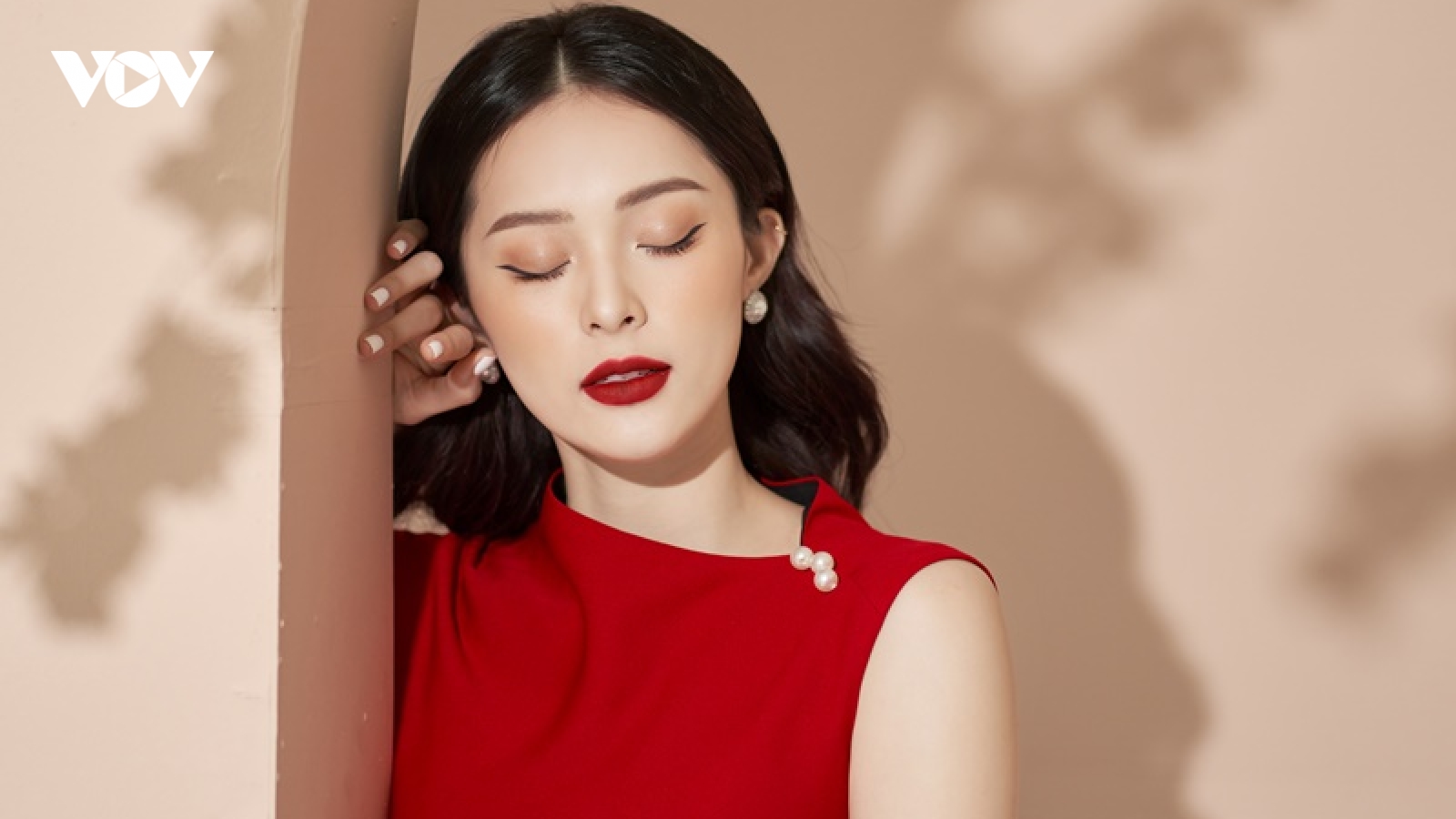 Hạ Vi khoe vẻ đẹp kiều diễm với loạt váy áo rực rỡ mùa lễ hội