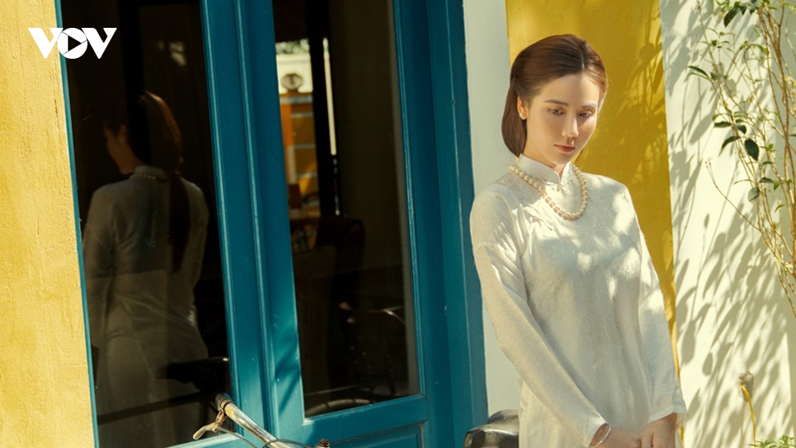 Huyền Lizzie đẹp dịu dàng với áo dài xưa đón năm mới     