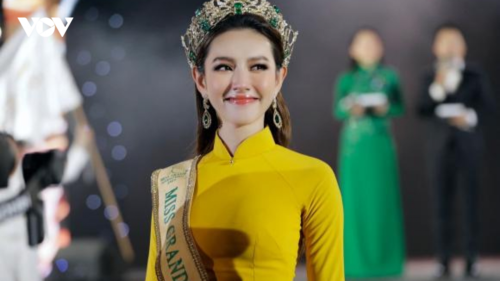 Thùy Tiên lên tiếng chuyện mẹ ruột lủi thủi bắt xe ôm về nhà trong sự kiện mừng con gái