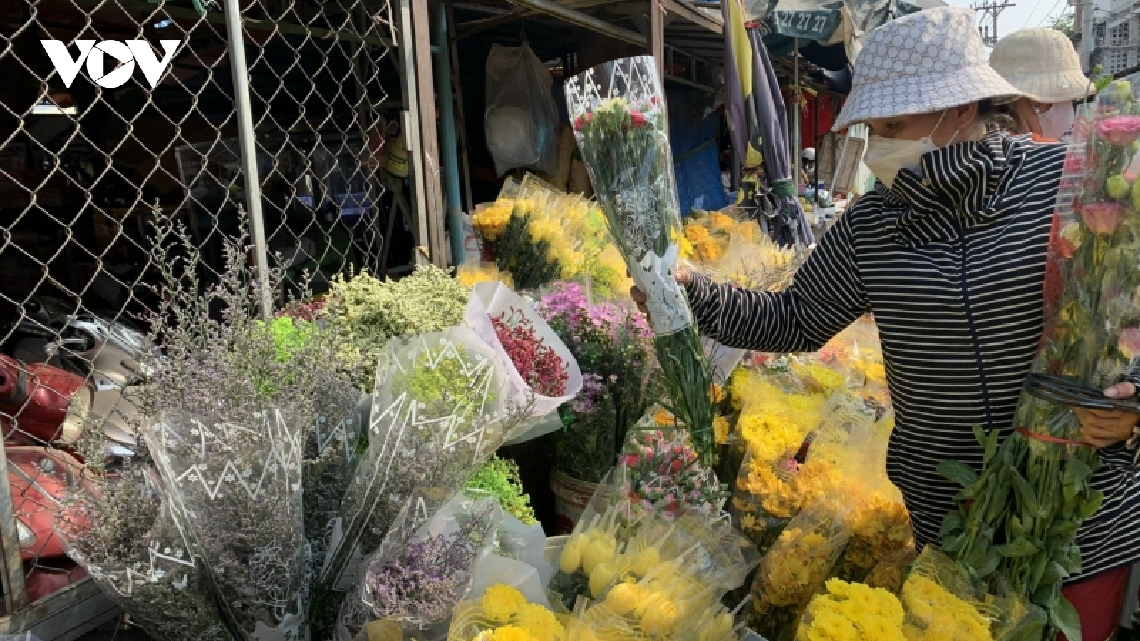 Chợ truyền thống sôi động, hoa tươi tăng giá