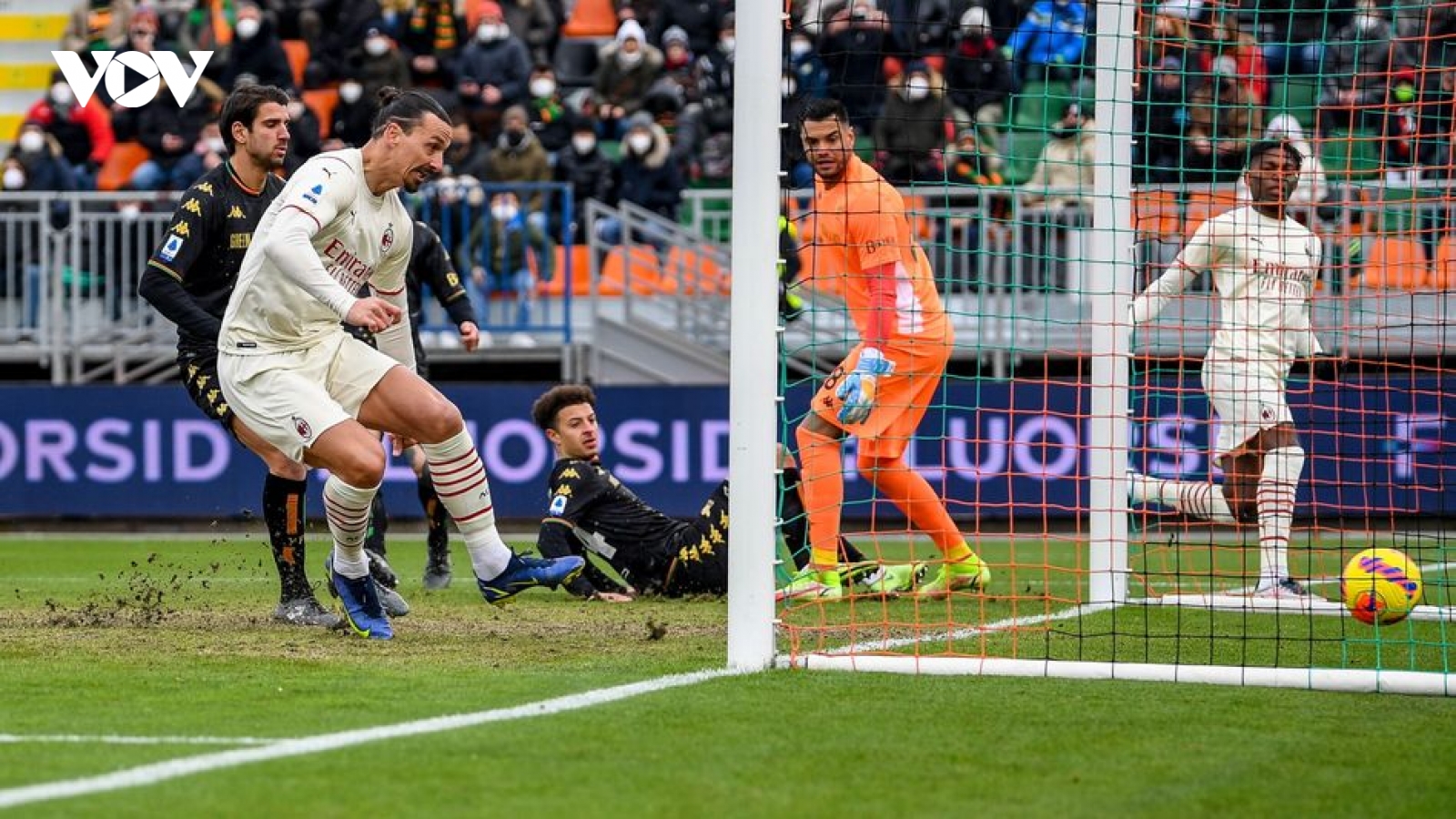 Zlatan Ibrahimovic cân bằng kỷ lục ghi bàn của Cristiano Ronaldo