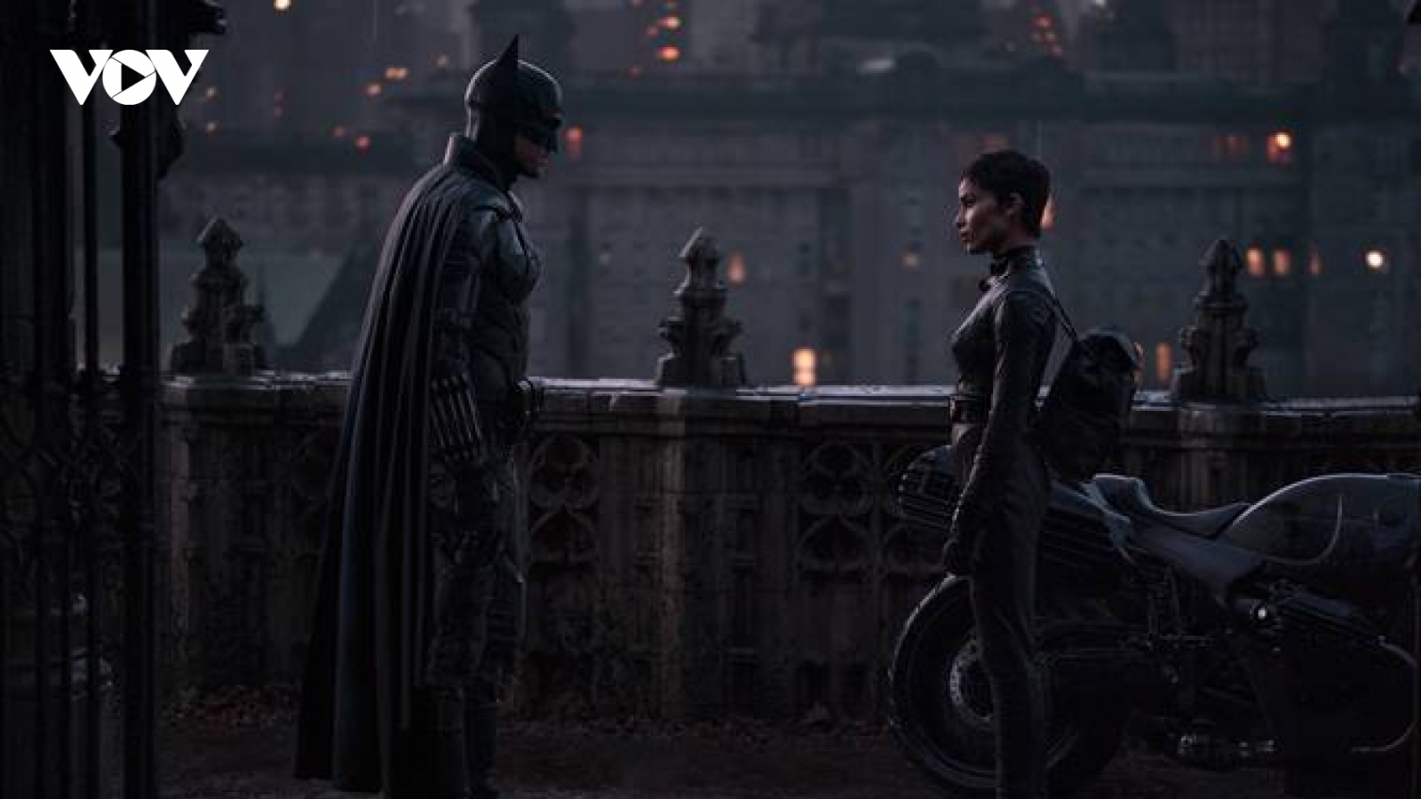 Robert Pattinson bắt tay cùng "Catwoman" Zoe Kravitz trong trailer mới của "The Batman"