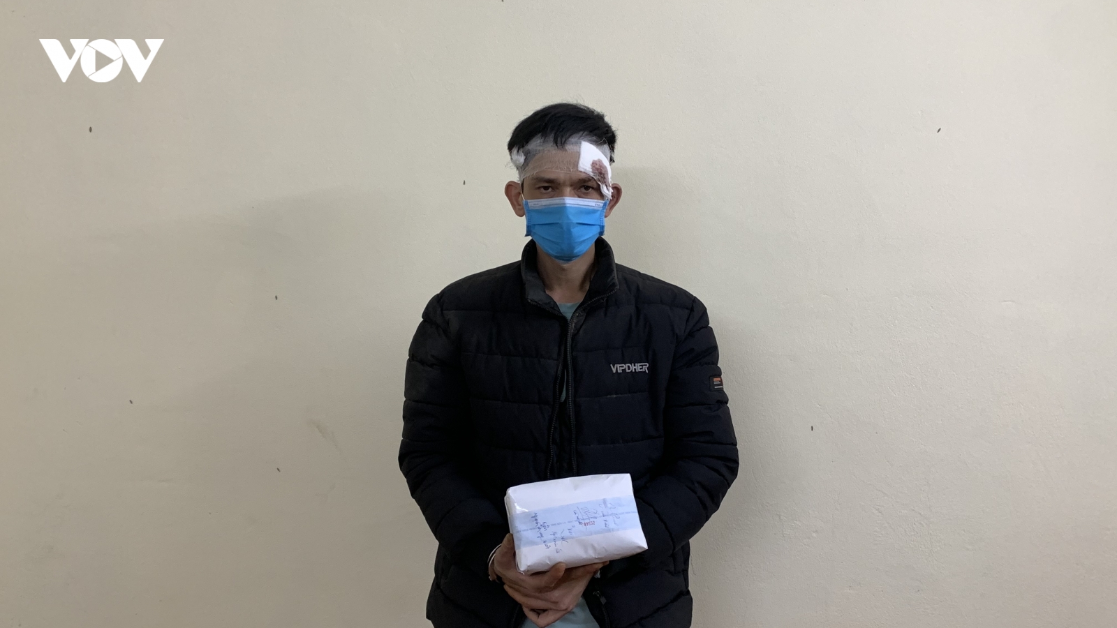 “Cõng” 2 bánh heroin đi bán thì bị bắt
