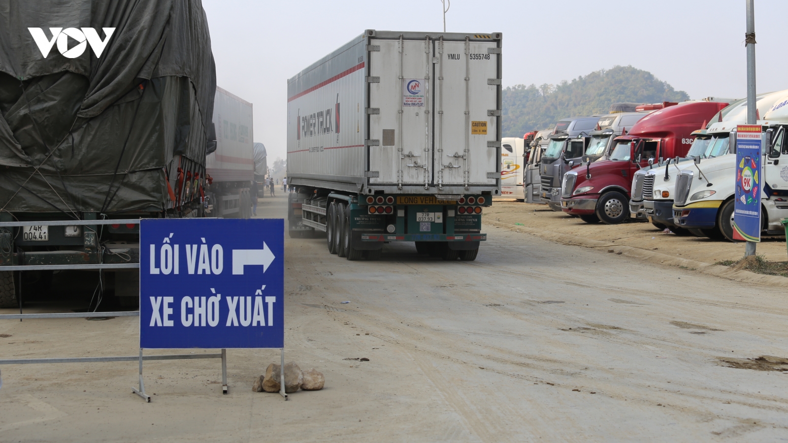 Nhận hối lộ 200 - 300 triệu đồng/xe để "làm luật, xếp lốt" ở cửa khẩu Lạng Sơn
