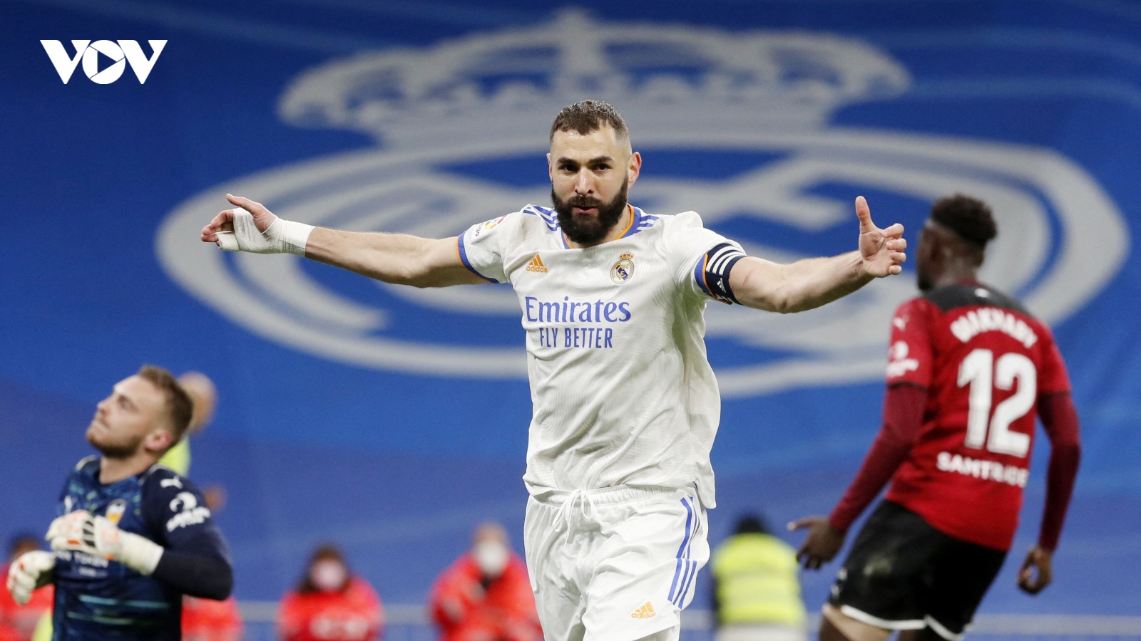 Kết quả La Liga: Real Madrid hạ đẹp Valencia, Barca rơi điểm trong thế 10 người
