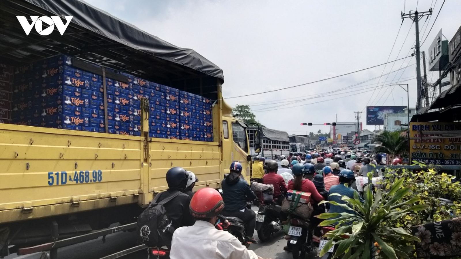 Người dân ùn ùn về quê Miền Tây ăn Tết gây “kẹt xe” nghiêm trọng