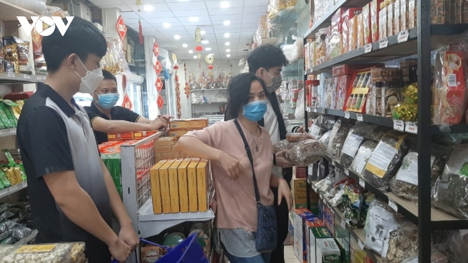 Cửa hàng ở TP.HCM hạn chế nhập hàng đặc sản Tết