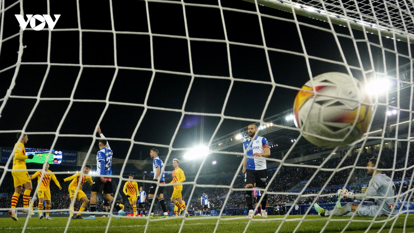 Kết quả La Liga: Real Madrid thoát thua Elche, Barca thắng nhọc Alaves