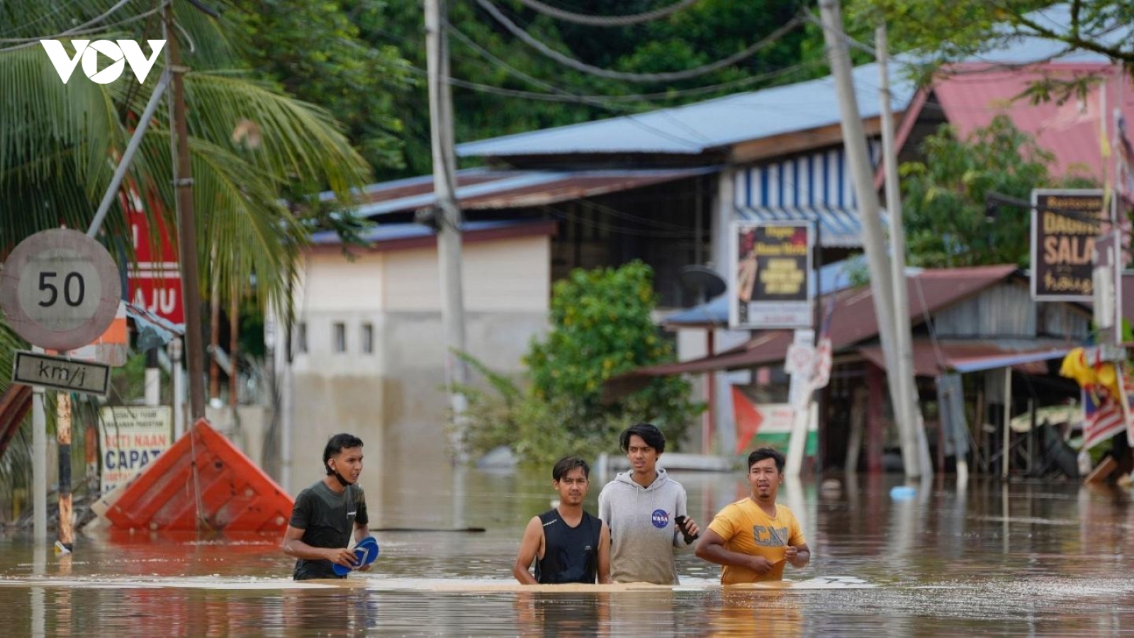 Mưa lớn gây lũ lụt nghiêm trọng tại Malaysia