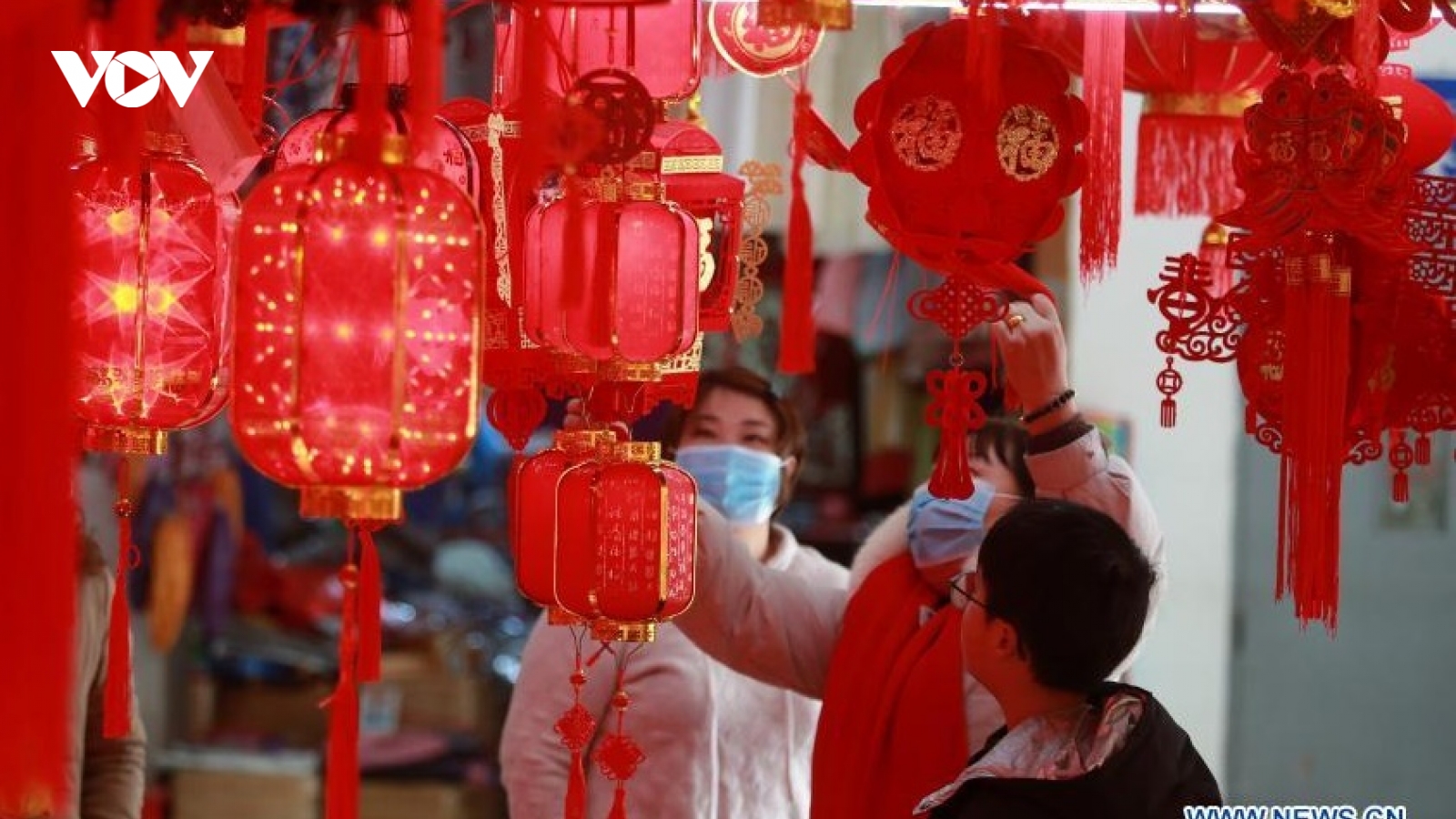 Người dân châu Á nhộn nhịp sửa soạn đón Tết truyền thống
