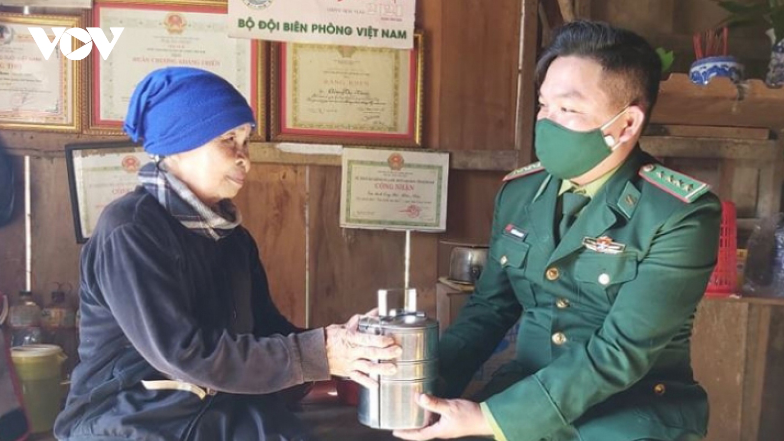 Biên phòng Quảng Nam trao hàng ngàn suất quà trị giá gần 1 tỷ đồng cho gia đình nghèo 