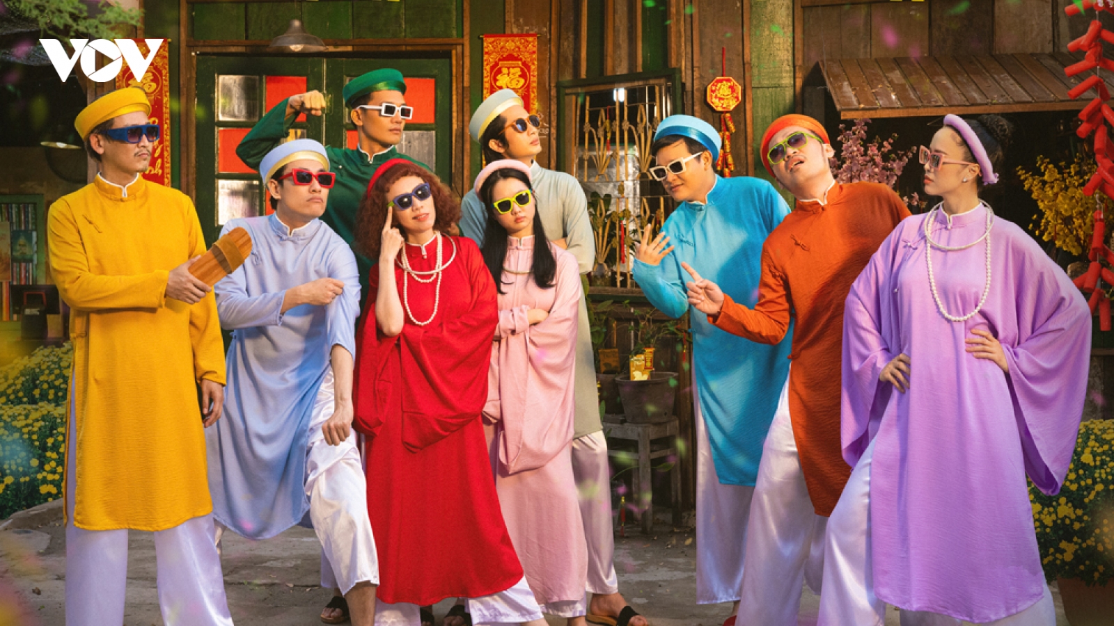 Thu Trang, Kiều Minh Tuấn mặc áo dài, tạo dáng cực ngầu trong poster "Nghề siêu dễ"