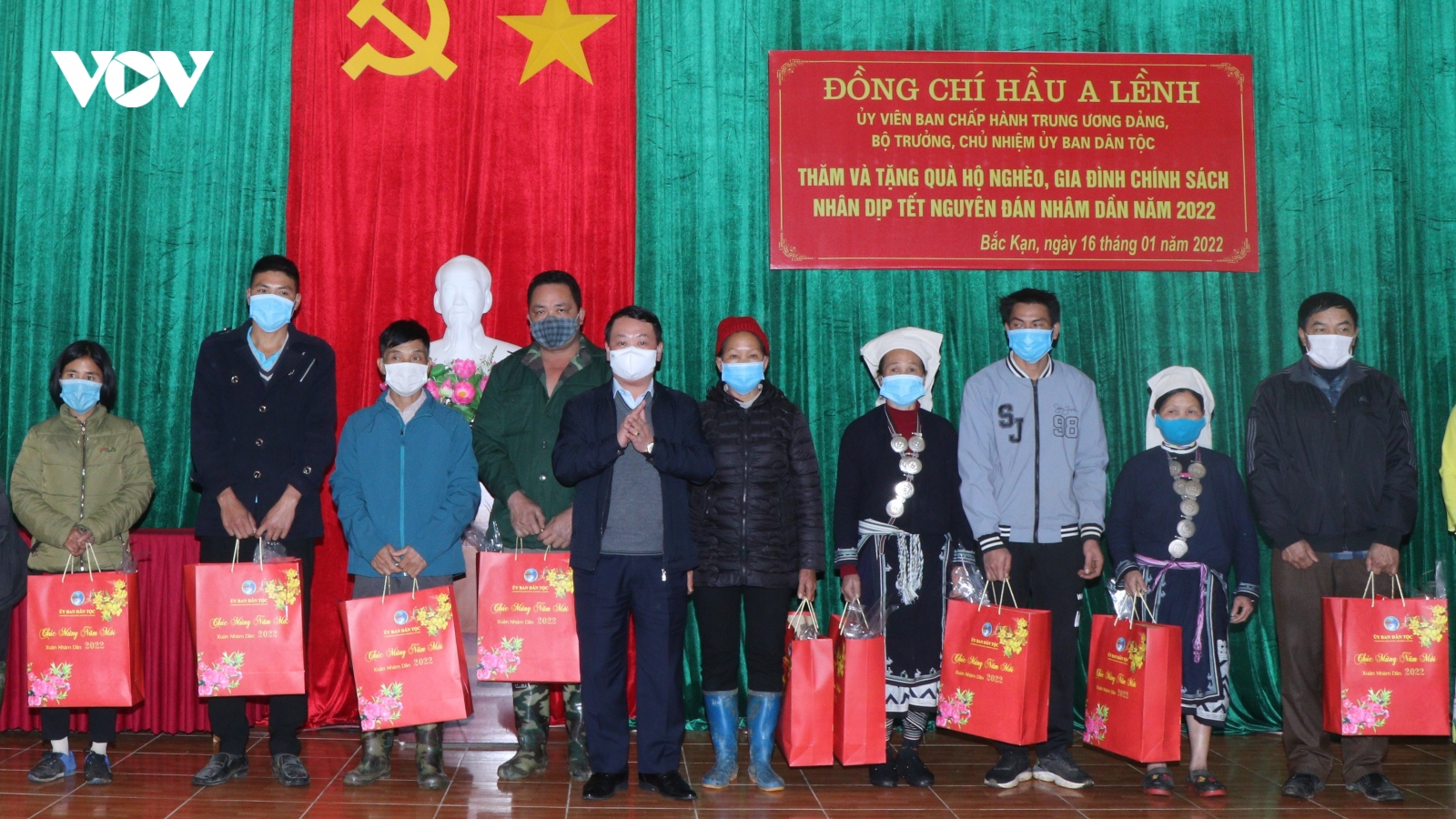 Bộ trưởng, Chủ nhiệm Ủy ban Dân tộc Hầu A Lềnh tặng quà Tết tại Bắc Kạn