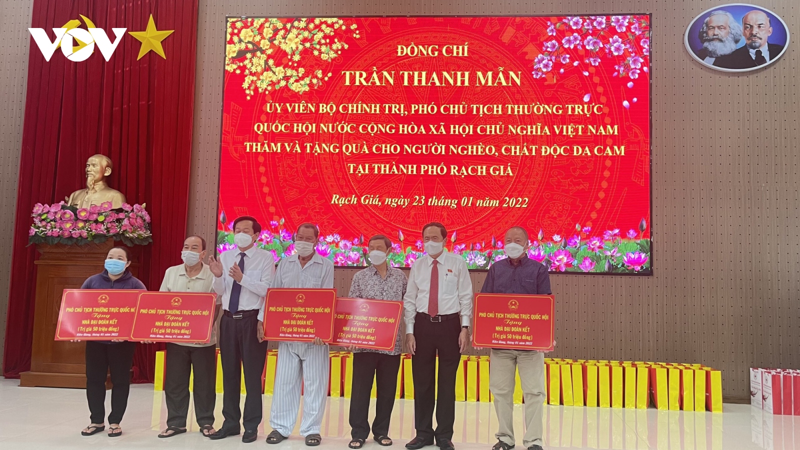 Phó Chủ tịch thường trực Quốc hội thăm và tặng quà Tết tại Kiên Giang