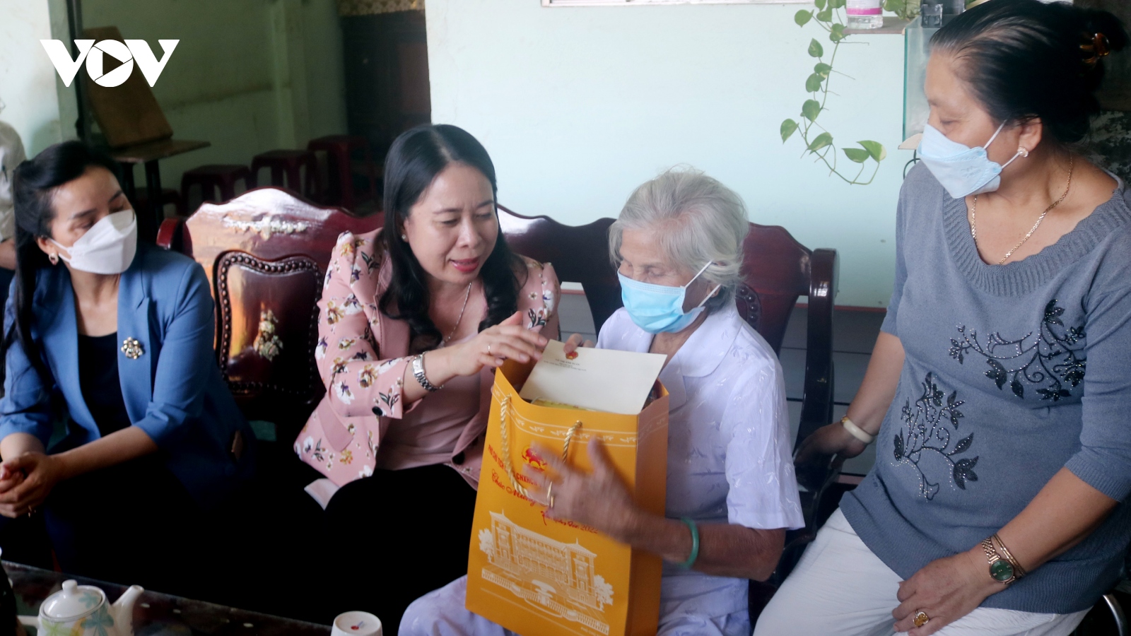 Phó Chủ tịch nước Võ Thị Ánh Xuân đến thăm và tặng quà Tết tại tỉnh Trà Vinh