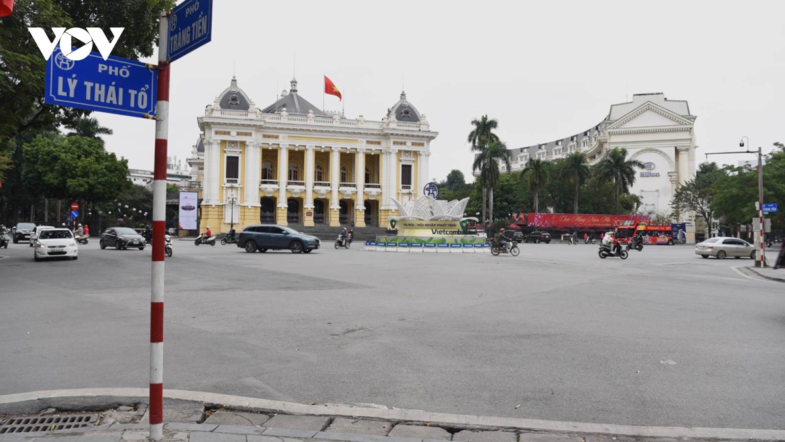 Đường phố Hà Nội vắng lặng trong ngày cuối cùng năm Tân Sửu