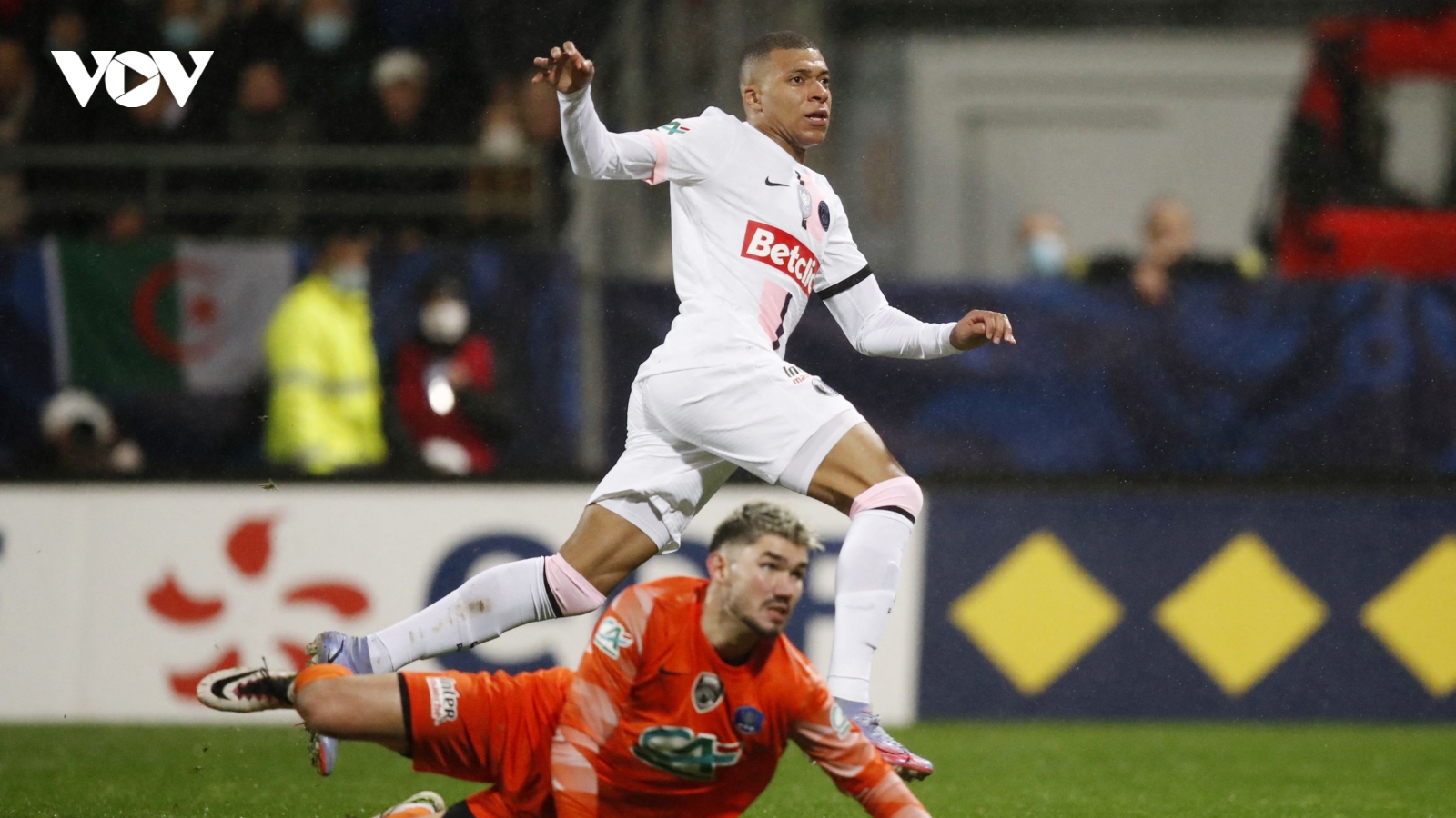 Mbappe lập hat-trick, PSG khởi đầu năm 2022 bằng trận thắng tưng bừng