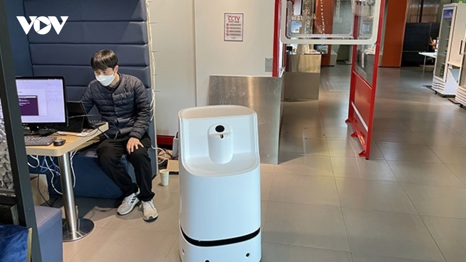 Hàn Quốc chế tạo robot tự khử khuẩn phòng chống Covid-19
