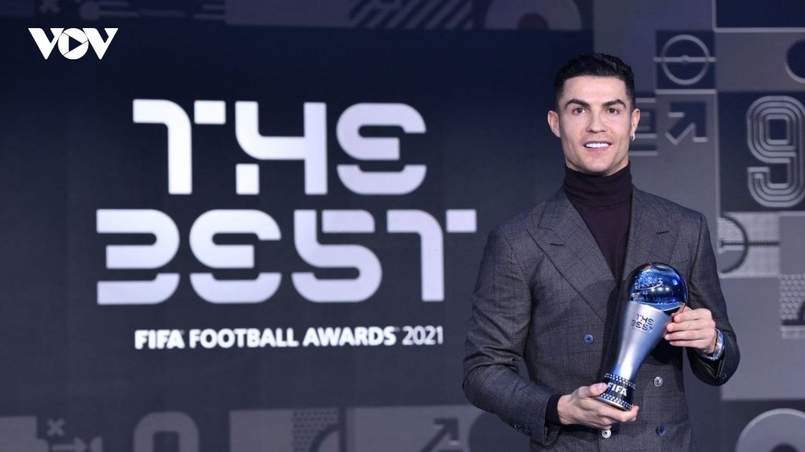 Ronaldo xúc động khi nhận giải thưởng “đặc biệt” ở The Best 2021