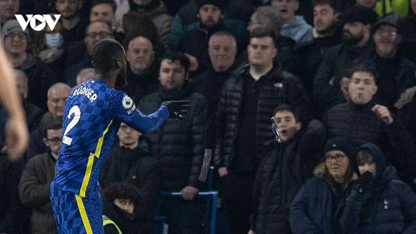 Rudiger bị CĐV Tottenham tấn công bằng vật thể lạ