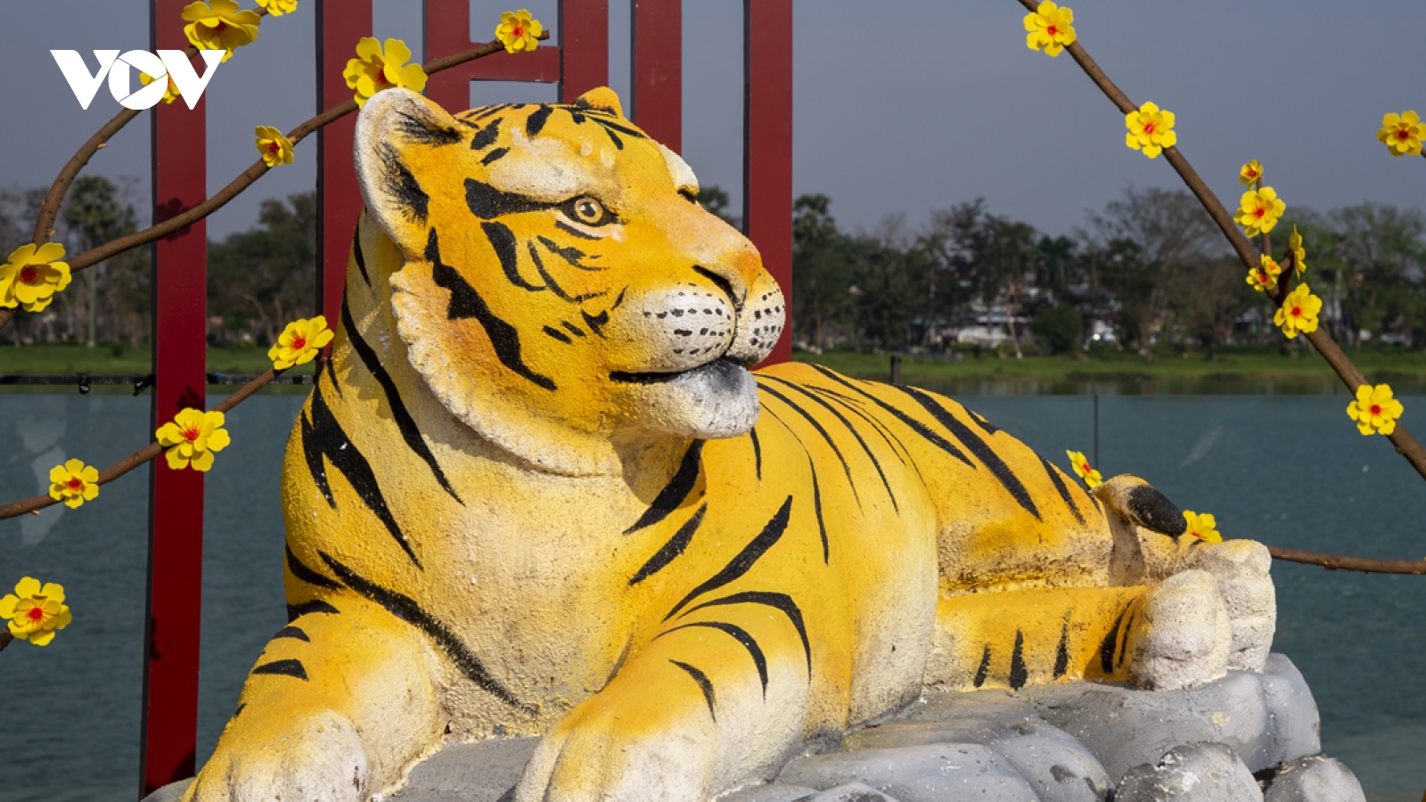 Biểu tượng hổ bên dòng sông Hương đón Xuân Nhâm Dần