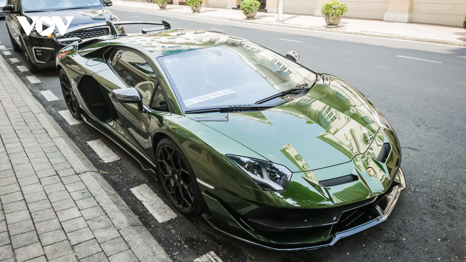 Cận cảnh Lamborghini Aventador SVJ màu độc trên phố Sài Gòn