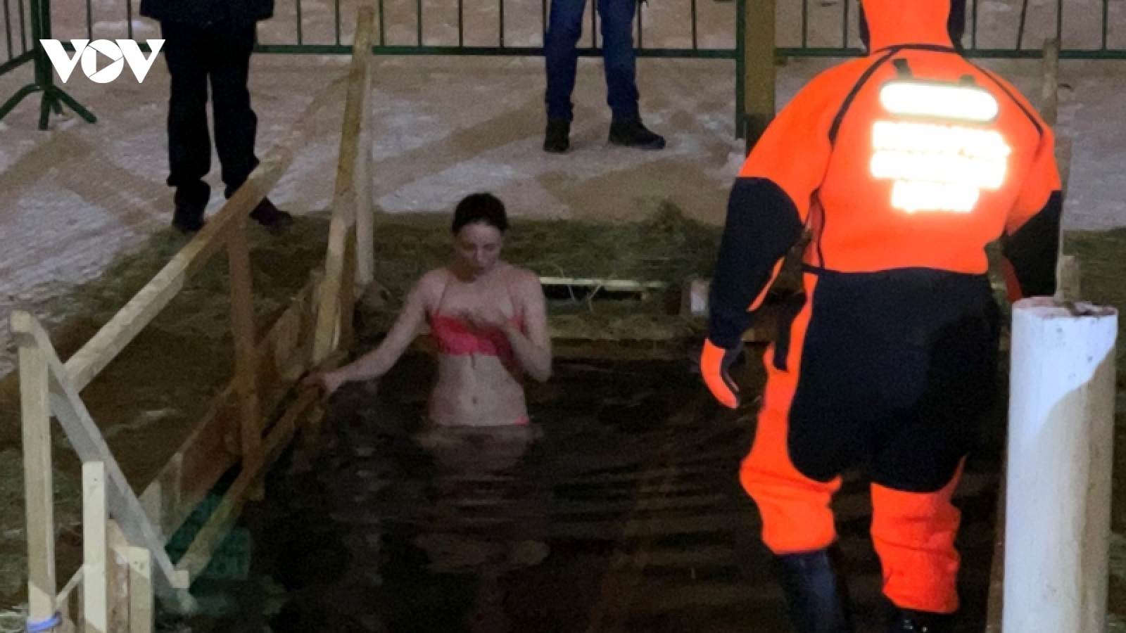 Độc đáo lễ tắm Rửa tội trong băng giá của người Nga