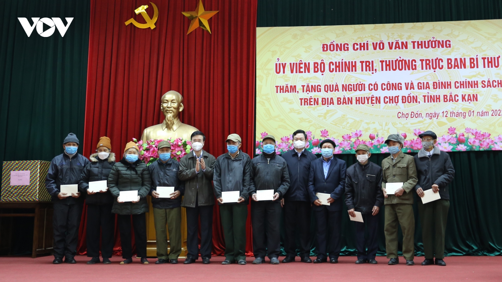 Thường trực Ban Bí thư tặng quà Tết gia đình chính sách, người có công ở Bắc Kạn
