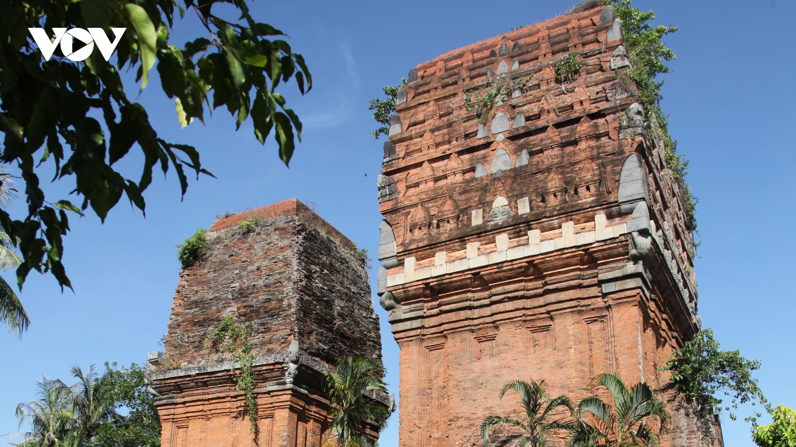 Tháp Đôi - vẻ đẹp cổ kính trong lòng thành phố biển Quy Nhơn